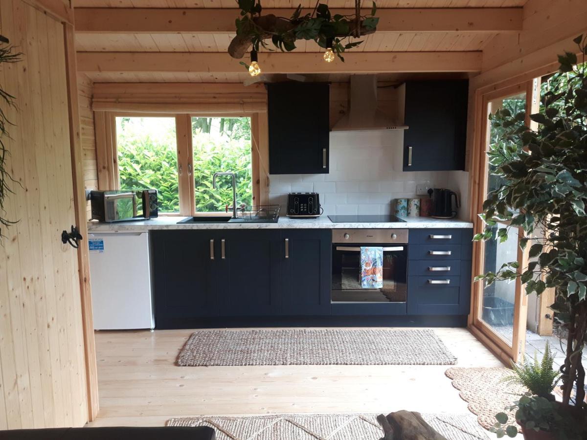 Cabin Set In A Beautiful Romantic Tropical Garden Sutton Coldfield Exterior foto